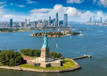 De hecho, la Gran Manzana, ubicada en Estados Unidos, al norte de América, no solo mantiene su liderazgo con más millonarios y centimillonarios, sino que ha aumentado ambas cantidades.