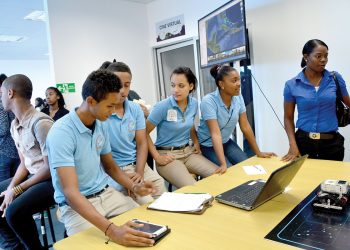 La educación preuniversitaria está entre las obligacaciones que el Estado debe proveer a los ciudadanos dominicanos.