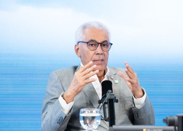 Señaló que más de RD$3,300 millones se han invertido en infraestructuras que faciliten la conexión de nuevas fuentes limpias al sistema.