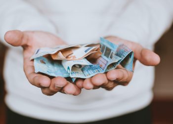 La moneda única se cambiaba a US$1.0884 hacia las 16:00 horas GMT de este lunes.