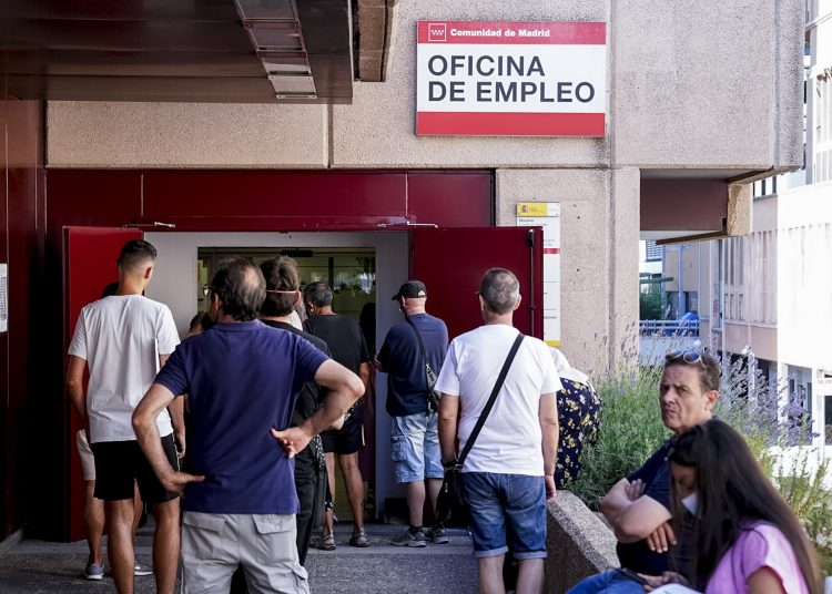 El desempleo juvenil desciende en 5,588 personas, hasta los 205,979. - Fuente externa.