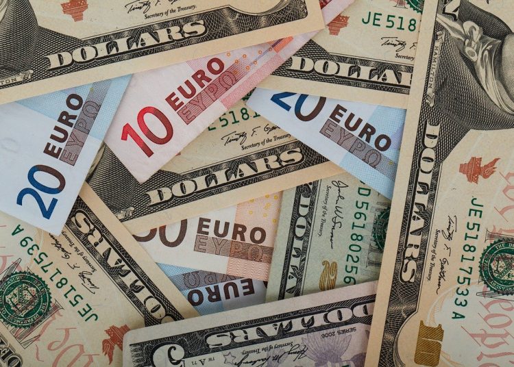 Euros y dólares. | Pixabay.