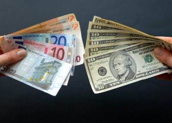 La moneda única se cambiaba a US$1.0818 hacia las 15.00 horas GMT de este viernes, frente a los US$1.0868 de ayer, y ha acumulado una subida del 0.19% en lo que va de semana.