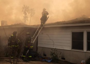 La masiva destrucción de infraestructuras que han causado los múltiples incendios en Los Ángeles ha alertado la "crisis de seguros" en el estado y la incapacidad de afrontar los multimillonarios costos que han causados los estragos de las llamas.