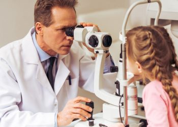 A causa de una hipermetropía o una miopía puede ser un factor para desencadenar estrabismo. | Fuente externa