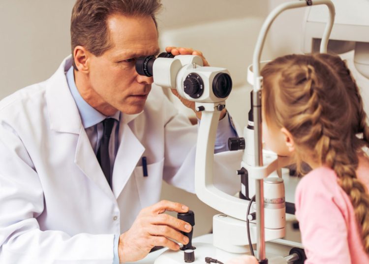 A causa de una hipermetropía o una miopía puede ser un factor para desencadenar estrabismo. | Fuente externa