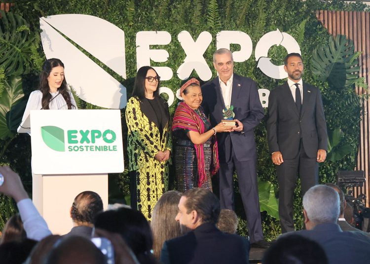 La premio Nobel de la Paz, Rigoberta Menchú, recibió un reconocimiento de manos del presidente Luis Abinader.