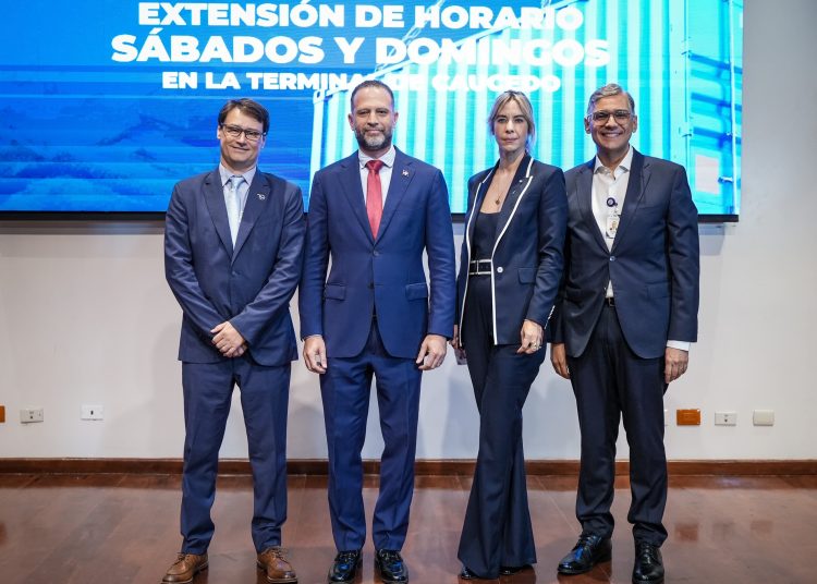 Manuel Martínez, CEO DP World, 
Daniel Peña, subdirector Aduanas
Nabila Varela, admistradora Aduanas Punta Caucedo y Juan Vicens, encargado del Programa Despacho en 24 Horas.- Fuente externa.