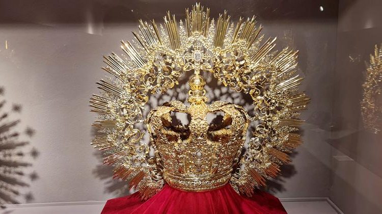 Exposición "In domine dei" en Sevilla, organizada por la Fundación Cajasol y el Consejo de Hermandades de Sevilla. Esta es una de las muestras que se pueden visitar en las jornadas previas al Domingo de Ramos que, por segundo año consecutivo, dará comienzo a una Semana Santa sin procesiones debido a la pandemia del coronavirus. 
Este año, sin embargo, las iglesias permanecerán abiertas y se podrá asistir a los ritos religiosos manteniendo las distancias. | Juan Lara, EFE.