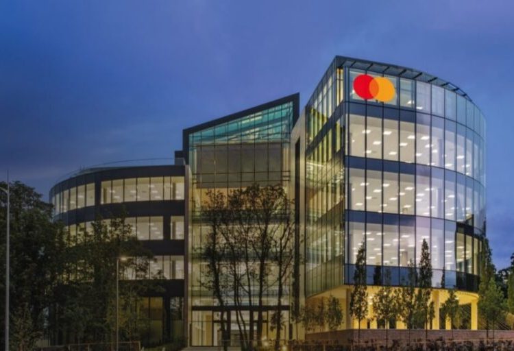 Indica que 19 millones de micro y pequeñas empresas fueron alcanzadas a través de Mastercard Strive entre 2021 y 2024.