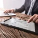 Generar facturas manualmente es tedioso y propenso a errores, mientras que el uso de un 'software' automatiza este proceso, evitando fallos en cálculos y permitiendo generar documentos en segundos.