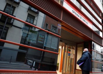 Un hombre entra a una oficina de empleo en Madrid, en una imagen de archivo. | Mariscal, EFE.