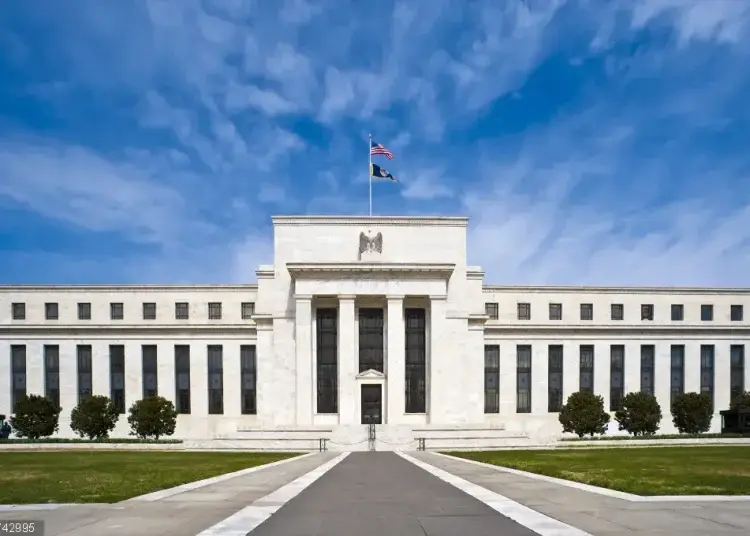 La economía de EE.UU. experimentó un decrecimiento anualizado del 0.3% en el PIB del primer trimestre de 2025 frente al avance del 2.4% de los tres meses previos.