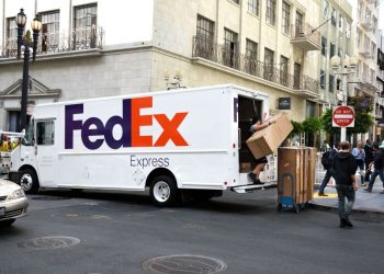 En los primeros seis meses, FedEx ganó US$1,978 millones (€1,808 millones).  Fuente externa.