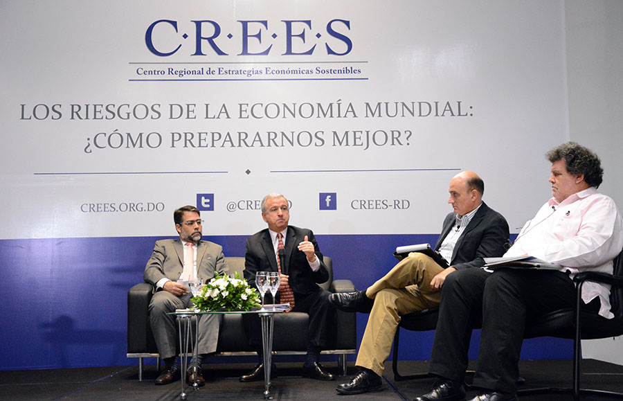 Felipe Larraín responde preguntas al término de la conferencia. /Gabriel Alcántara