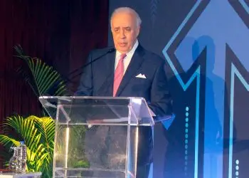 El empresario Félix García en su discurso de agradecimiento en el Foro Económico elDinero 2024.