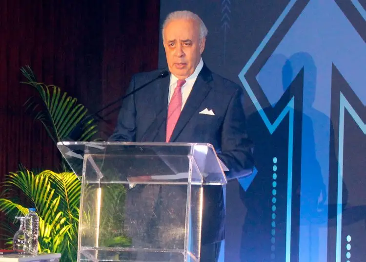 El empresario Félix García en su discurso de agradecimiento en el Foro Económico elDinero 2024.