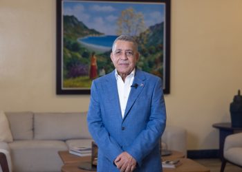 El director de la Diecom, Félix Reyna, explicó los alcances de la propuesta gubernamental.