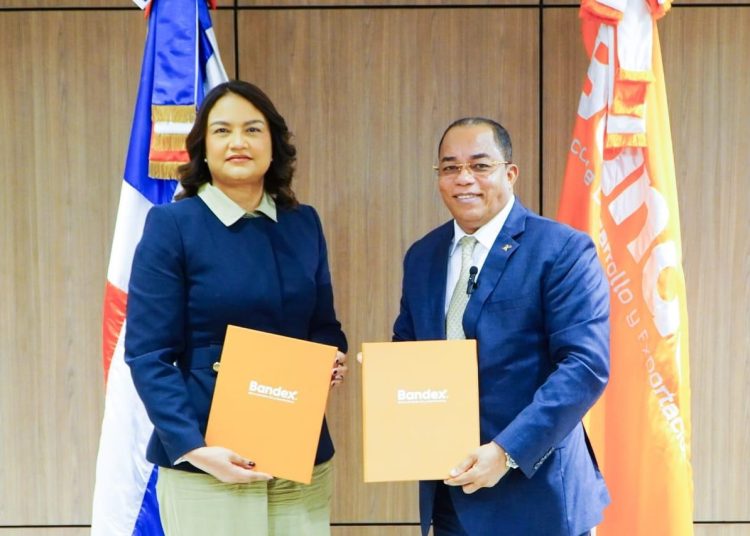 El acuerdo fue suscrito por el gerente general de Bandex, Catalino Correa Hiciano, y la presidenta de la Federación, Rossy Escotto Minaya.