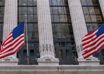 El Dow Jones de Industriales bajaba un 1.09%, el S&P 500 cedía un 1.19%.