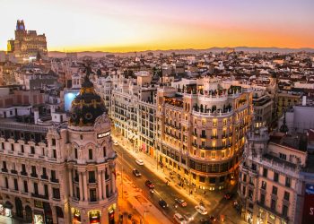 La estancia media sube el 7.8%, hasta 5.2 días. Es decir, los turistas están más días pero gastan menos. - Fuente externa.