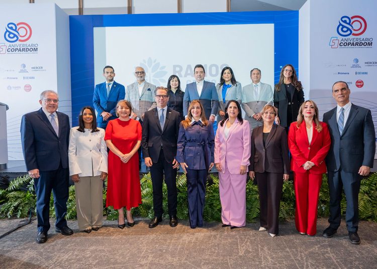 Directivos de Copardom, encabezado por su presidenta, Laura Peña Izquierdo, y el vicepresidente ejecutivo del Conep, César Dargam.