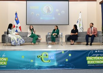El funcionario resaltó que la facturación electrónica facilita el cumplimiento tributario, reduce costos en papel, impresión y almacenaje, disminuye pérdida de documentos, eficientiza y automatiza los procesos.