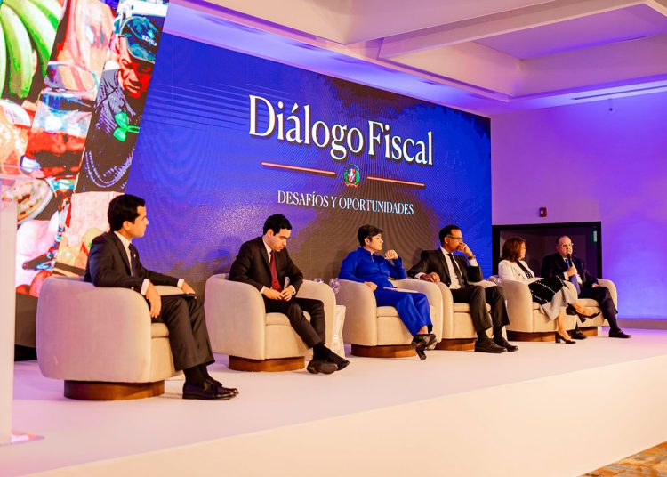 Omar Fernández, Luis Alberto Rodríguez, Germania Montás, Jaime Aristy Escuder, Mercedes Carrasco y Magín Díaz.