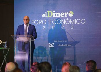 Jairon Severino, director del periódico elDinero, durante la apertura del Foro Económico elDinero 2023.