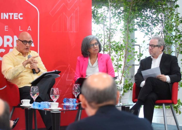 Pável Ernesto Isa Contreras, ministro de Economía, durante su participación en el “Foro de discusión sobre la reforma fiscal”.