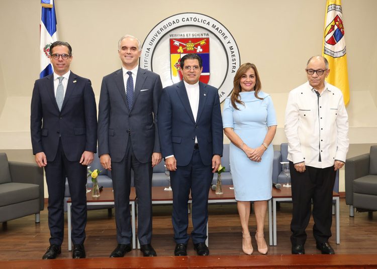 El rector de la PUCMM, Secilio Espinal, encabezó el foro de análisis de la reforma laboral.