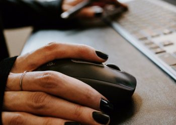 La Comisión Federal de Comercio (FTC, siglas en inglés) ha aprobado y publicado este miércoles la norma final conocida como 'Clic para cancelar'.- Fuente externa.

Estados Unidos ha aprobado y publicado una modificación de la norma que hasta ahora regulaba los programas de suscripción y de fidelización para impedir que las empresas puedan mantener a los usuarios con prácticas engañosas cuando estos desean darse de baja, para que este proceso sea tan simple como hacer clic.

POLITICA INVESTIGACIÓN Y TECNOLOGÍA
UNSPLASH/CC/KELLY SIKKEMA