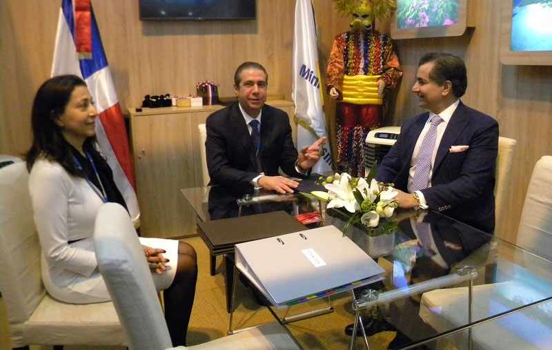 El ministro de Turismo, Francisco Javier García, junto con Isabel Vásquez, directora de Turismo de RD en Madrid, en reunión con el empresario Carlos José Martí, presidente de Martí Petroleum Group.