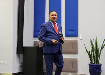 Vásquez sostiene futuro del trabajo dependerá de la capacidad de organizaciones para anticipar cambio y adaptar procesos de aprendizaje.