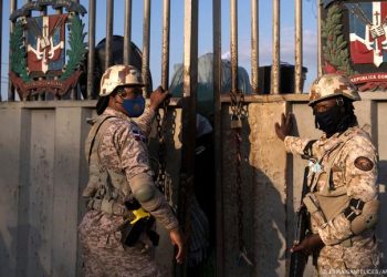 Las nuevas disposiciones estarán enfocadas en fortalecer la vigilancia fronteriza y optimizar los controles de ingreso, según declaraciones de Lee Ballester recogidas en un comunicado del Ministerio de Interior y Policía.