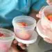 Los suplidores deben entregar frutas enteras, como el guineo maduro o la mandarina, los lunes, miércoles y viernes, mientras que tocan frutas troceadas o picadas los martes y jueves.