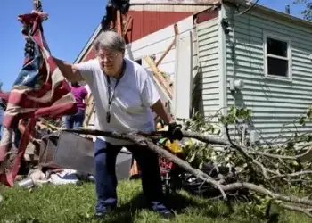En el condado de Trinity, más de 3,500 clientes informaron de cortes de luz y en el de Jefferson y Bell los cortes en el suministro sumaron el doble llegando a los 7,000.