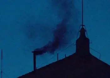 El humo negro comenzó a salir de la chimenea sobre la Capilla Sixtina, algo más de tres horas después de que empezara formalmente el cónclave.