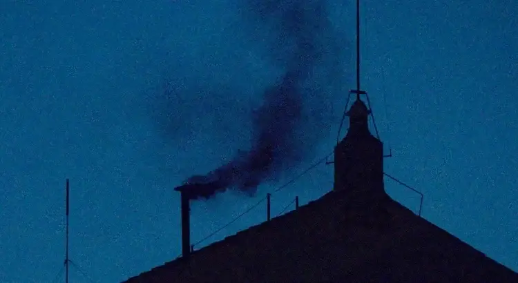 El humo negro comenzó a salir de la chimenea sobre la Capilla Sixtina, algo más de tres horas después de que empezara formalmente el cónclave.