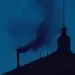 El humo negro comenzó a salir de la chimenea sobre la Capilla Sixtina, algo más de tres horas después de que empezara formalmente el cónclave.