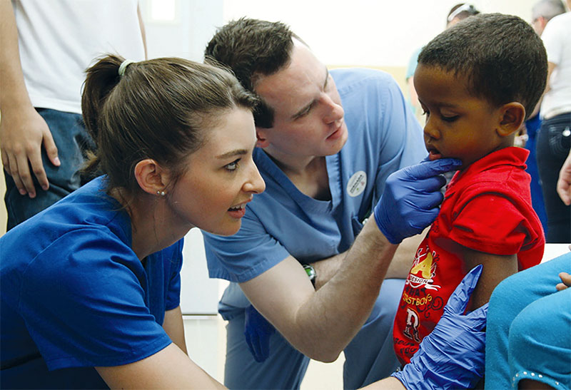 La organización realiza de manera habitual operativos médicos con el apoyo de la Universidad de Virginia y el Ministerio de Salud.