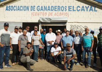 el director de Conaleche, Miguel Laureano, resaltó el trabajo de los ganaderos de la comunidad de Estero Hondo.