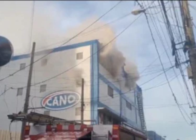 Hasta el lugar del incendio se trasladaron más de diez unidades de bomberos del Distrito Nacional, junto con otros cuerpos.