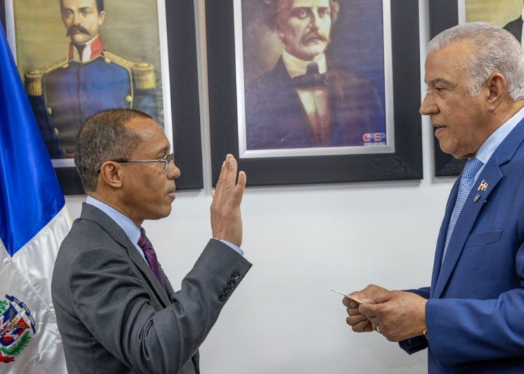 Geraldo Espinosa es licenciado en Contabilidad por la Universidad Autónoma de Santo Domingo (UASD), con especialidad de posgrado en Tributos Internos.