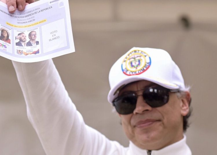 En la primera vuelta, el pasado 31 de mayo, De la Espriella obtuvo 10.3 millones de votos mientras que Cepeda recibió 9.7 millones.
