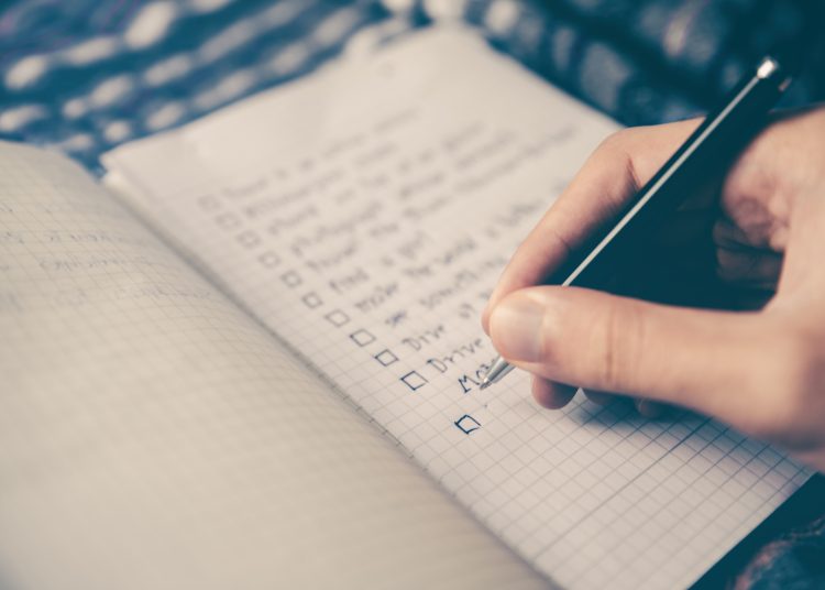 Elaborar un listado de sus gastos festivos y dividirlos en categorías necesarias y no esenciales le ayudará a tomar medidas proactivas de ahorro. - Fuente externa.