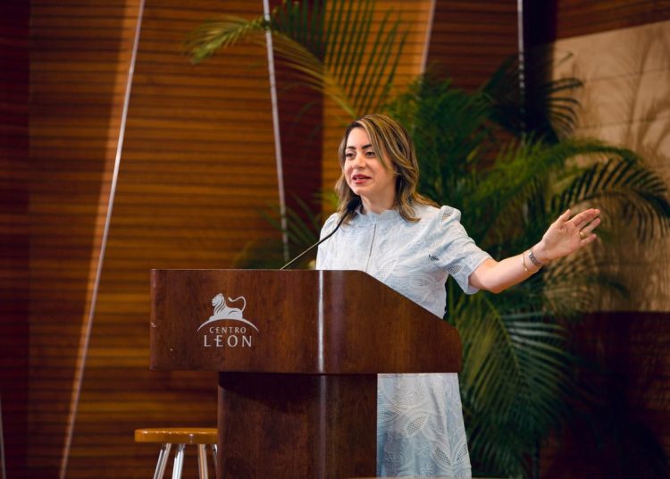 “Si le ponemos plata a las mujeres, la economía crece”, afirmó Reyes.