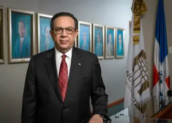 Héctor Valdez Albizu señaló que el BCRD se mantiene preparado para implementar medidas que eviten una volatilidad excesiva del tipo de cambio que pueda poner en riesgo la meta de inflación y la estabilidad macroeconómica.