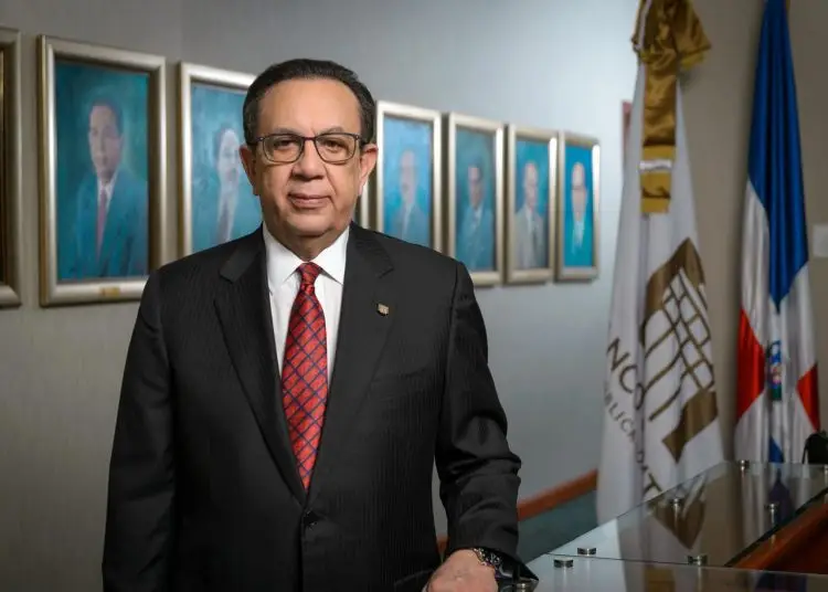 Héctor Valdez Albizu señaló que el BCRD se mantiene preparado para implementar medidas que eviten una volatilidad excesiva del tipo de cambio que pueda poner en riesgo la meta de inflación y la estabilidad macroeconómica.