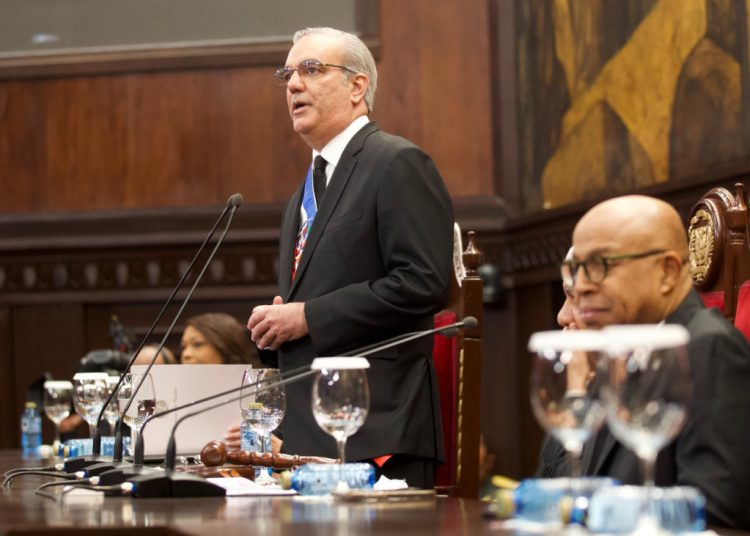 El mandatario también mencionó la Ciudad Judicial de Santo Domingo Este, el edificio gubernamental más grande del país, con una extensión de 46,000 metros cuadrados y una inversión de RD$4,486 millones.